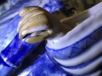 Une paire de figures en porcelaine de Chine bleu et blanc pour le Vietnam, 19&egrave;me