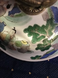 Een Chinese famille verte dekselkom met verguld bronzen montuur, Kangxi