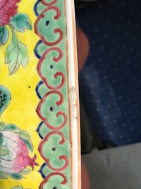 Een Chinese famille rose 'draken en feniksen' kom voor de Straits of Peranakan markt, Guangxu merk en periode
