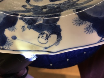 Een Chinese blauwwitte schotel met ruiters, Kangxi merk en periode