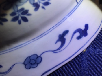Een Chinese blauwwitte schotel met ruiters, Kangxi merk en periode
