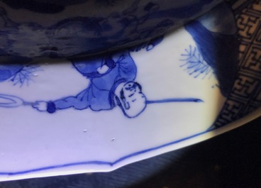 Een Chinese blauwwitte schotel met ruiters, Kangxi merk en periode