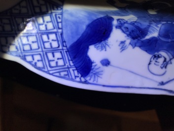Een Chinese blauwwitte schotel met ruiters, Kangxi merk en periode