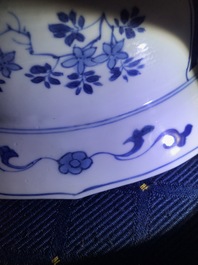Een Chinese blauwwitte schotel met ruiters, Kangxi merk en periode
