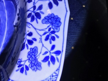 Een Chinese blauwwitte schotel met ruiters, Kangxi merk en periode