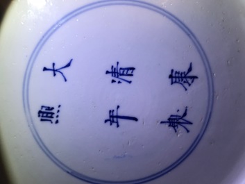 Een Chinese blauwwitte schotel met ruiters, Kangxi merk en periode