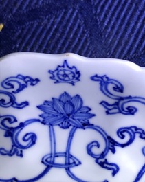 Une assiette en forme de lotus en porcelaine de Chine bleu et blanc, marque et &eacute;poque de Kangxi