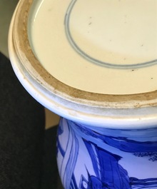 Een Chinese blauwwitte yenyen vaas met figuren op een terras, Kangxi