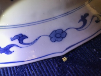 Een Chinese blauwwitte schotel met ruiters, Kangxi merk en periode