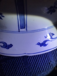 Een Chinese blauwwitte schotel met ruiters, Kangxi merk en periode