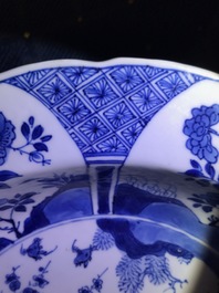 Een Chinese blauwwitte schotel met ruiters, Kangxi merk en periode