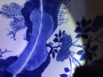 Een Chinese blauwwitte schotel met ruiters, Kangxi merk en periode