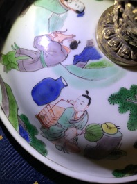 Een Chinese famille verte dekselkom met verguld bronzen montuur, Kangxi