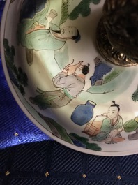 Een Chinese famille verte dekselkom met verguld bronzen montuur, Kangxi