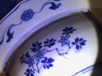 Een Chinese blauwwitte schotel met ruiters, Kangxi merk en periode
