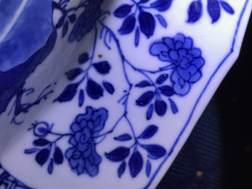 Een Chinese blauwwitte schotel met ruiters, Kangxi merk en periode