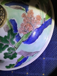 Een Chinese famille verte dekselkom met verguld bronzen montuur, Kangxi