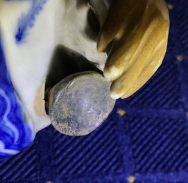 Une paire de figures en porcelaine de Chine bleu et blanc pour le Vietnam, 19&egrave;me