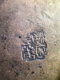 Une th&eacute;i&egrave;re couverte en gr&egrave;s de Yixing &eacute;maill&eacute;, Chine, 19&egrave;me