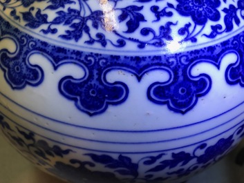 Een Chinese blauwwitte flesvormige Ming-stijl vaas, Qianlong merk, 19/20e eeuw