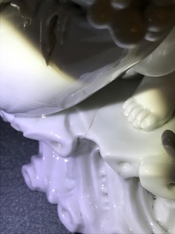 Un groupe en porcelaine blanc de Chine figurant Bouddha et des gar&ccedil;ons jouants, R&eacute;publique, 20&egrave;me