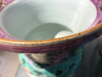 Une paire de vases en porcelaine de Chine famille rose pour le march&eacute; Straits ou Peranakan, 19&egrave;me