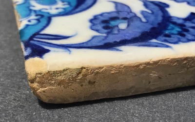 Un carreau de frise d'Iznik au d&eacute;cor bichrome de feuilles de saz, bandes de nuages et une rosette, Turquie, 2&egrave;me quart du 16&egrave;me