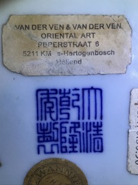 Een Chinese blauwwitte flesvormige Ming-stijl vaas, Qianlong merk, 19/20e eeuw