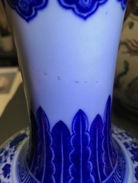 Een Chinese blauwwitte flesvormige Ming-stijl vaas, Qianlong merk, 19/20e eeuw