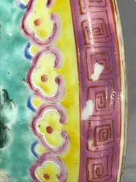 Une paire de vases en porcelaine de Chine famille rose pour le march&eacute; Straits ou Peranakan, 19&egrave;me