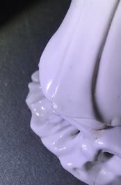 Un groupe en porcelaine blanc de Chine figurant Bouddha et des gar&ccedil;ons jouants, R&eacute;publique, 20&egrave;me