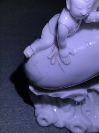 Un groupe en porcelaine blanc de Chine figurant Bouddha et des gar&ccedil;ons jouants, R&eacute;publique, 20&egrave;me