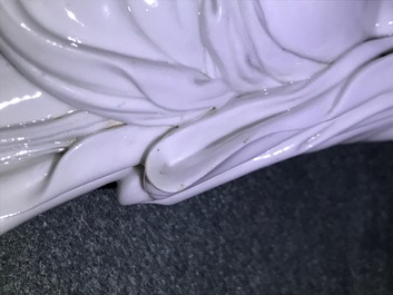 Un groupe en porcelaine blanc de Chine figurant Bouddha et des gar&ccedil;ons jouants, R&eacute;publique, 20&egrave;me
