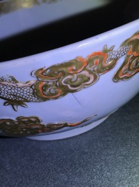 Un bol en porcelaine de Chine &agrave; d&eacute;cor en relief de carpes et dragons, Kangxi/Yongzheng