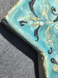 Un carreau en forme d'&eacute;toile de type Lajvardina &agrave; fond turquoise, Kashan, Iran, 13&egrave;me