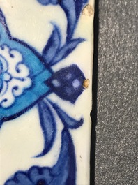 Un carreau de frise d'Iznik au d&eacute;cor bichrome de feuilles de saz, bandes de nuages et une rosette, Turquie, 2&egrave;me quart du 16&egrave;me