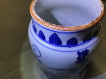 Een Chinese blauwwitte vaas met floraal decor, Transitie periode