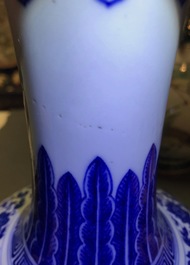 Een Chinese blauwwitte flesvormige Ming-stijl vaas, Qianlong merk, 19/20e eeuw