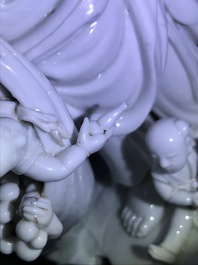 Un groupe en porcelaine blanc de Chine figurant Bouddha et des gar&ccedil;ons jouants, R&eacute;publique, 20&egrave;me
