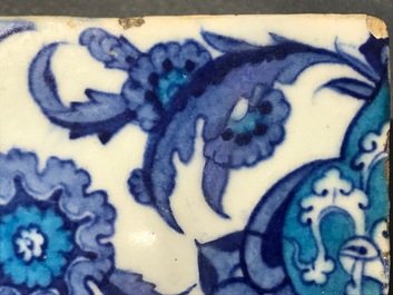 Un carreau de frise d'Iznik au d&eacute;cor bichrome de feuilles de saz, bandes de nuages et une rosette, Turquie, 2&egrave;me quart du 16&egrave;me
