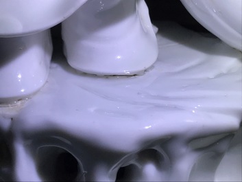 Un groupe en porcelaine blanc de Chine figurant Bouddha et des gar&ccedil;ons jouants, R&eacute;publique, 20&egrave;me
