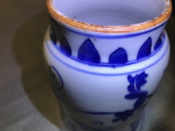 Een Chinese blauwwitte vaas met floraal decor, Transitie periode