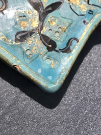 Un carreau en forme d'&eacute;toile de type Lajvardina &agrave; fond turquoise, Kashan, Iran, 13&egrave;me