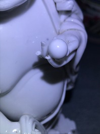 Un groupe en porcelaine blanc de Chine figurant Bouddha et des gar&ccedil;ons jouants, R&eacute;publique, 20&egrave;me