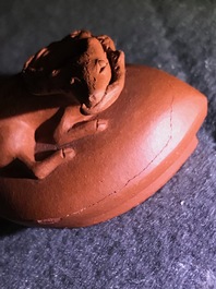 Une verseuse &agrave; vin en gr&egrave;s de Yixing &agrave; d&eacute;cor en relief, Kangxi