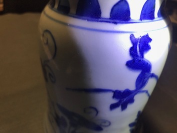 Een Chinese blauwwitte vaas met floraal decor, Transitie periode