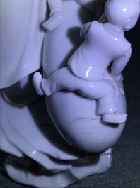 Un groupe en porcelaine blanc de Chine figurant Bouddha et des gar&ccedil;ons jouants, R&eacute;publique, 20&egrave;me