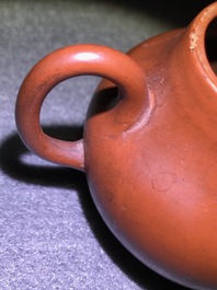 Une th&eacute;i&egrave;re couverte en gr&egrave;s de Yixing, marque en relief et incis&eacute;, 18/19&egrave;me