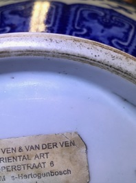 Een Chinese blauwwitte flesvormige Ming-stijl vaas, Qianlong merk, 19/20e eeuw