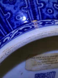 Een Chinese blauwwitte flesvormige Ming-stijl vaas, Qianlong merk, 19/20e eeuw